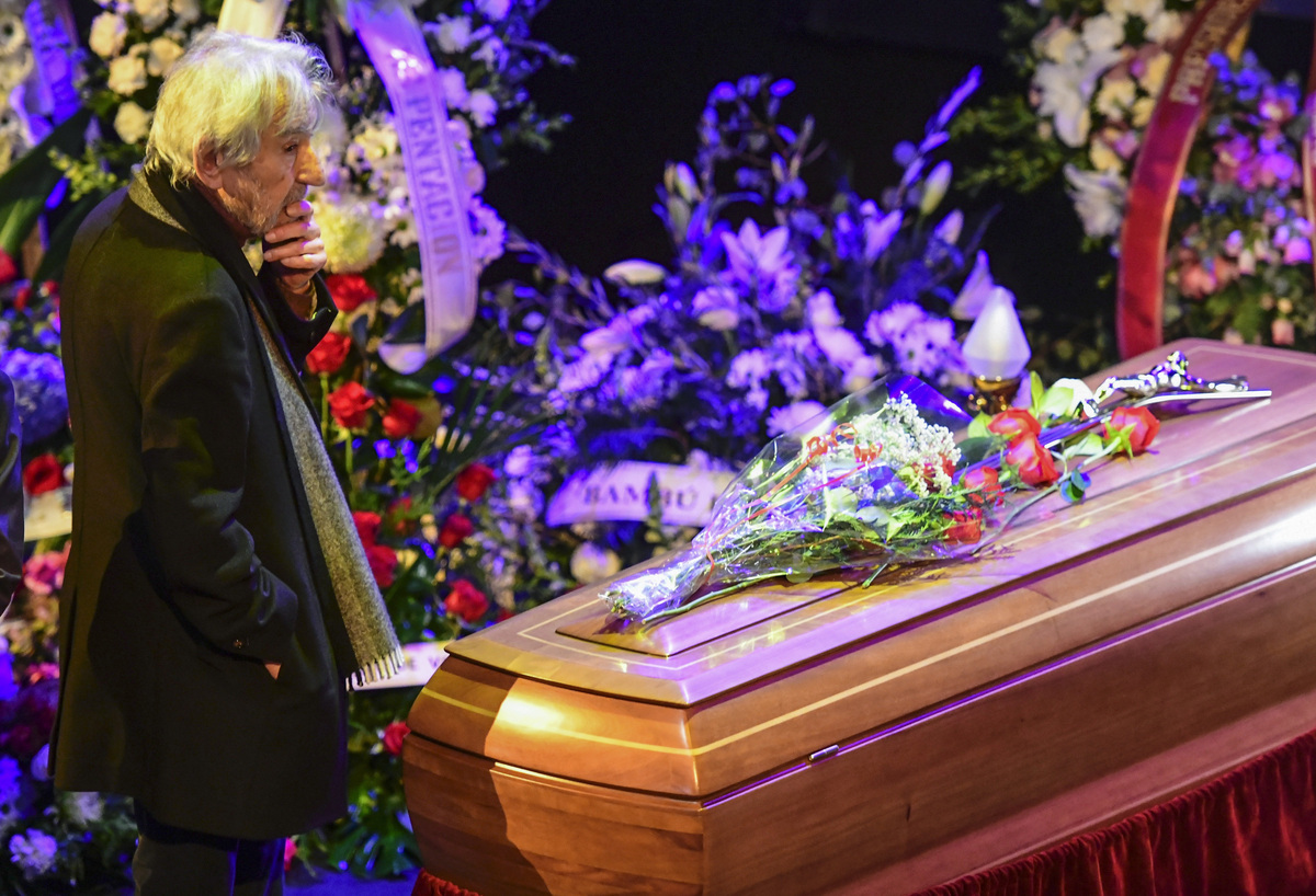 El actor José Sacristán visita la capilla ardiente de la actriz y cantante Concha Velasco.  / VÍCTOR LERENA   EFE