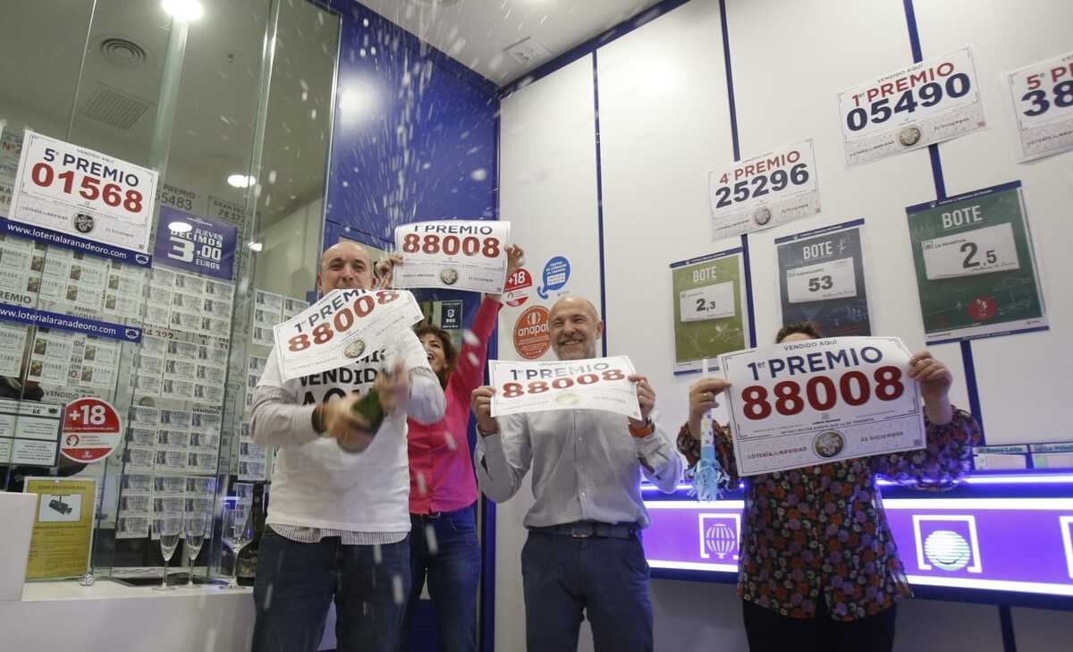 La administración de lotería de Río Shopping vende un décimo del Gordo y varios quintos premios.  / JONATHAN TAJES