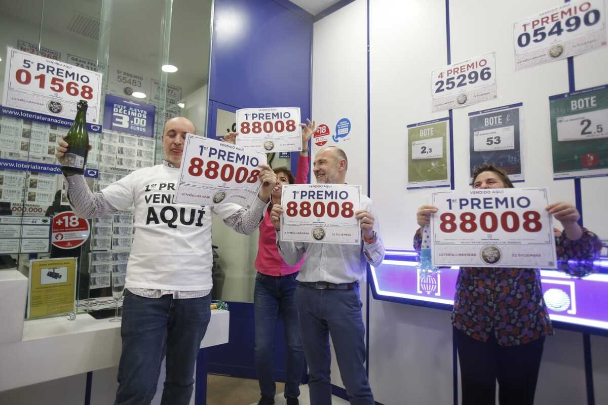 La administración de lotería de Río Shopping vende un décimo del Gordo y varios quintos premios.  / JONATHAN TAJES