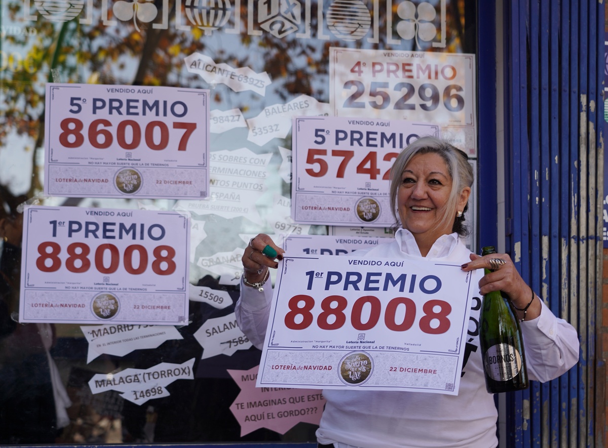 Imagen de la administración de lotería del paseo del Hospital Militar celebrando la venta de un décimo del Gordo.  / RUBÉN CACHO / ICAL