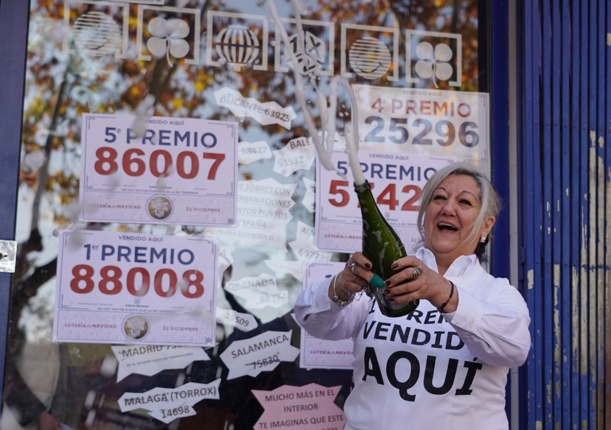 Imagen de la administración de lotería del paseo del Hospital Militar celebrando la venta de un décimo del Gordo.  / RUBÉN CACHO / ICAL