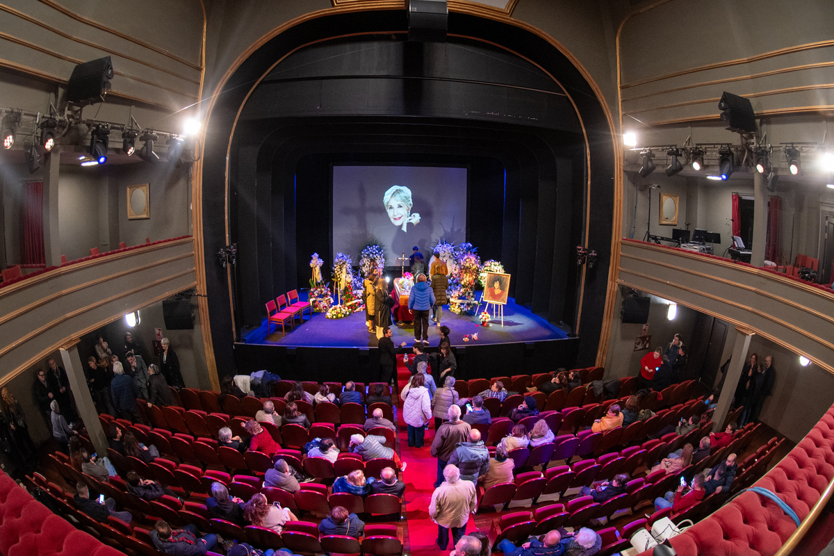 La capilla ardiente de Concha Velasco en el Teatro La Latina de Madrid.  / EFE/ FERNANDO VILLAR