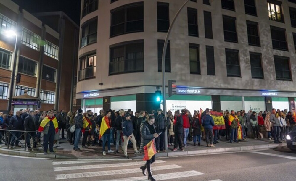 Concentración en la sede del PSOE para protestar contra la amnistía a dirigentes independentistas encausados por el ‘procés’.