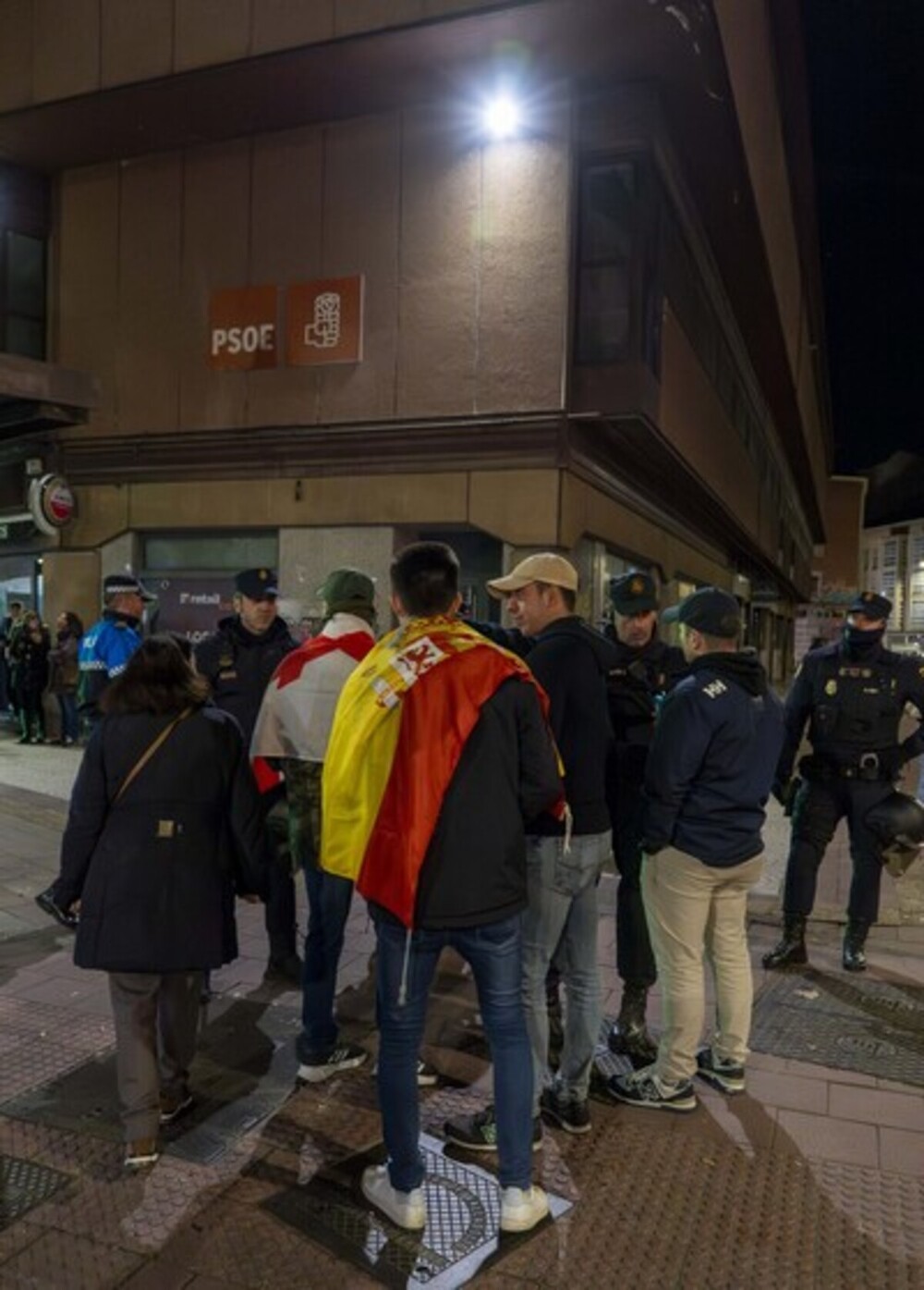 Concentración en la sede del PSOE para protestar contra la amnistía a dirigentes independentistas encausados por el ‘procés’.