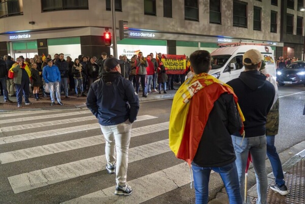 Concentración en la sede del PSOE para protestar contra la amnistía a dirigentes independentistas encausados por el ‘procés’.