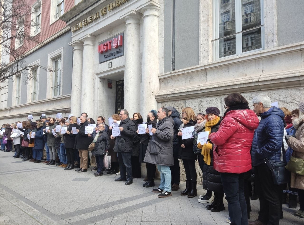 Concentración de rechazo al crimen machista en la sede de UGT.  / UGT