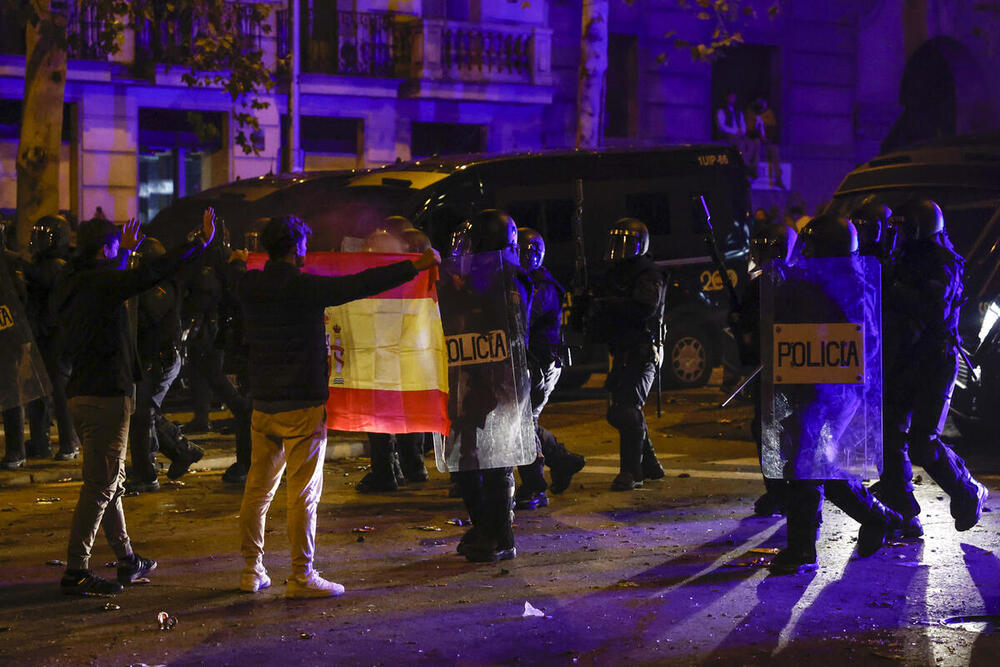 La Policía carga contra los manifestantes en Ferraz