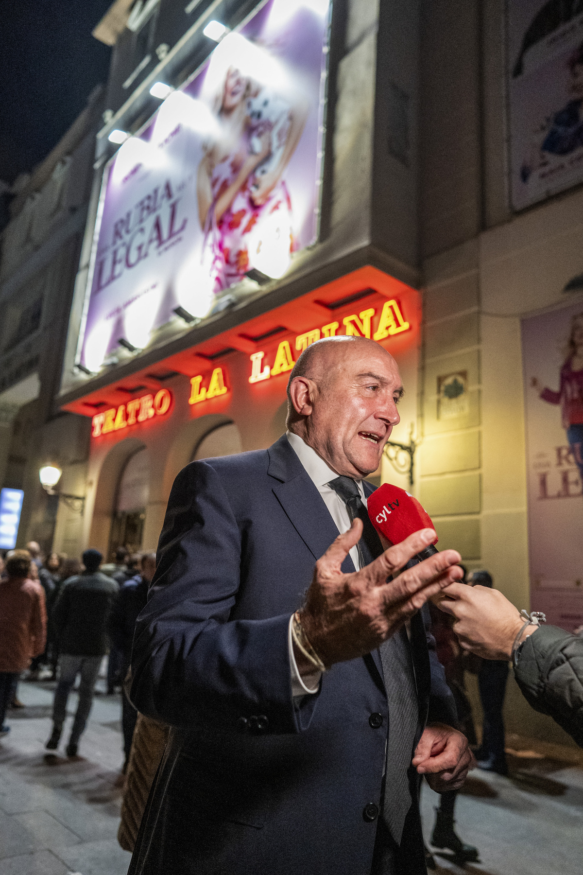 El alcalde de Valladolid Jesús Julio Carnero atiende a la prensa en su visita a la capilla ardiente de la actriz y cantante Concha Velasco  / EFE/ FERNANDO VILLAR