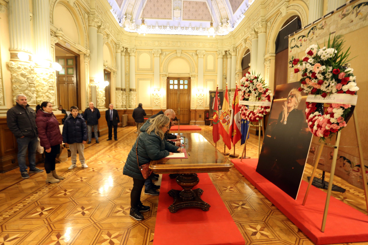 El Ayuntamiento de Valladolid abre sus puertas con varios libros de condolencias por la muerte de Concha Velasco.  / RUBÉN CACHO / ICAL