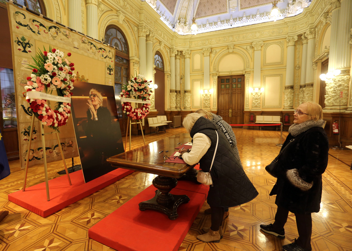 El Ayuntamiento de Valladolid abre sus puertas con varios libros de condolencias por la muerte de Concha Velasco.  / RUBÉN CACHO / ICAL