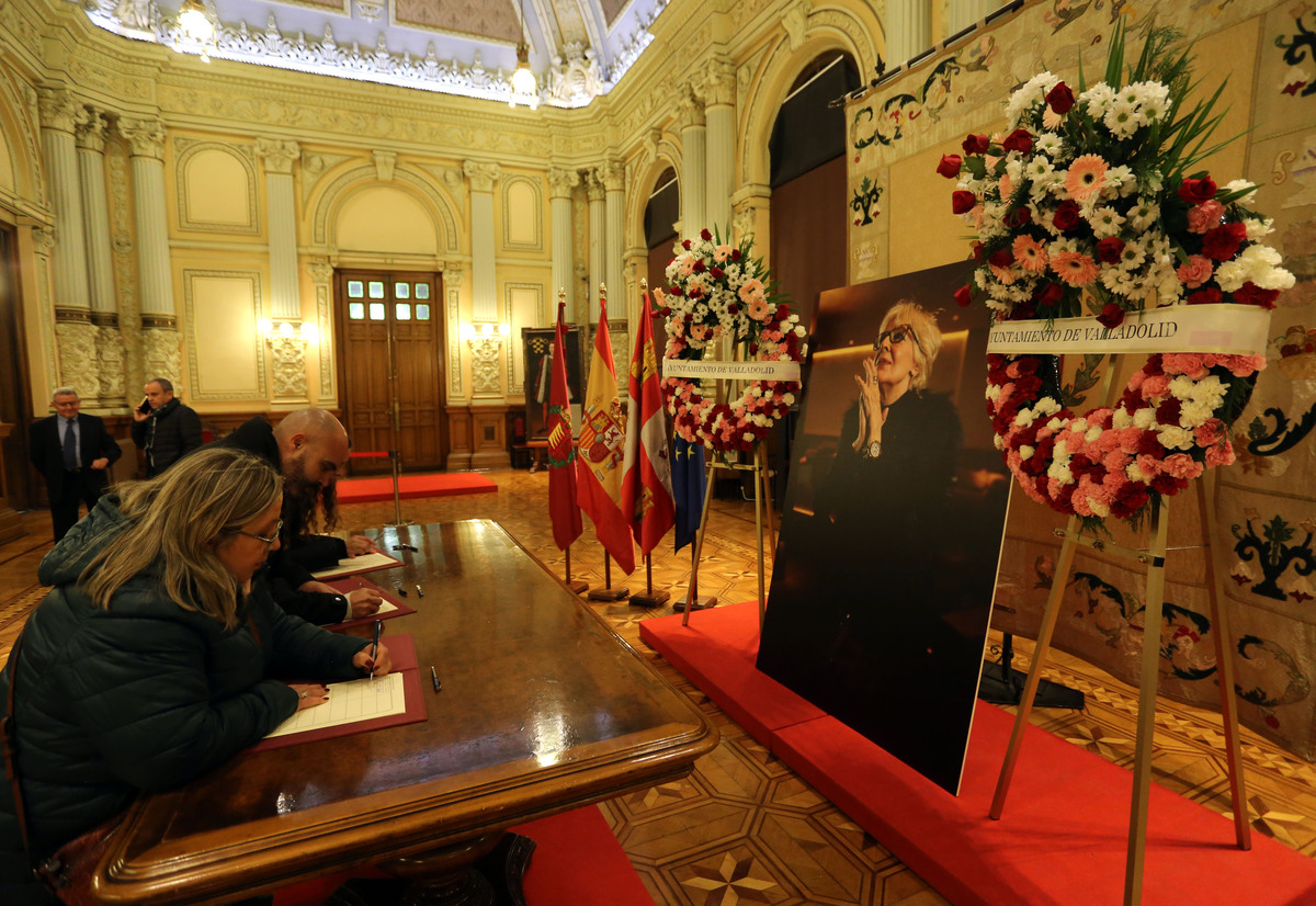 El Ayuntamiento de Valladolid abre sus puertas con varios libros de condolencias por la muerte de Concha Velasco.  / RUBÉN CACHO / ICAL