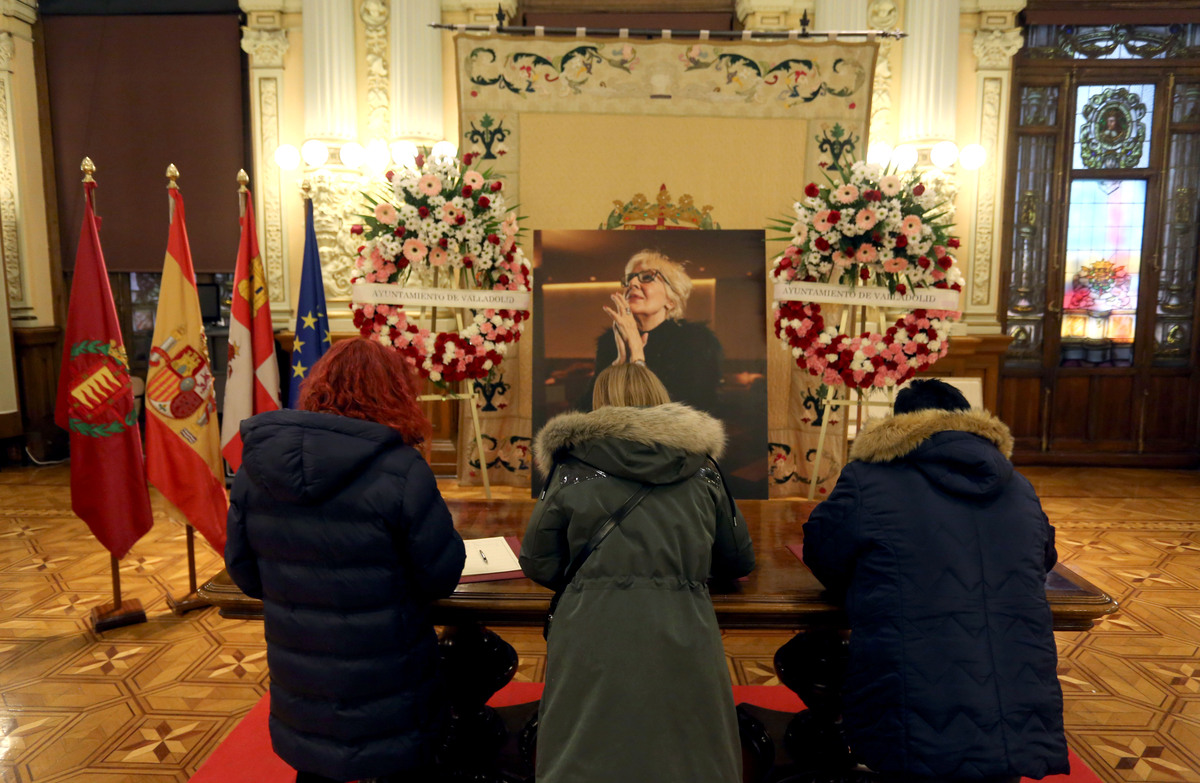 El Ayuntamiento de Valladolid abre sus puertas con varios libros de condolencias por la muerte de Concha Velasco.  / RUBÉN CACHO / ICAL