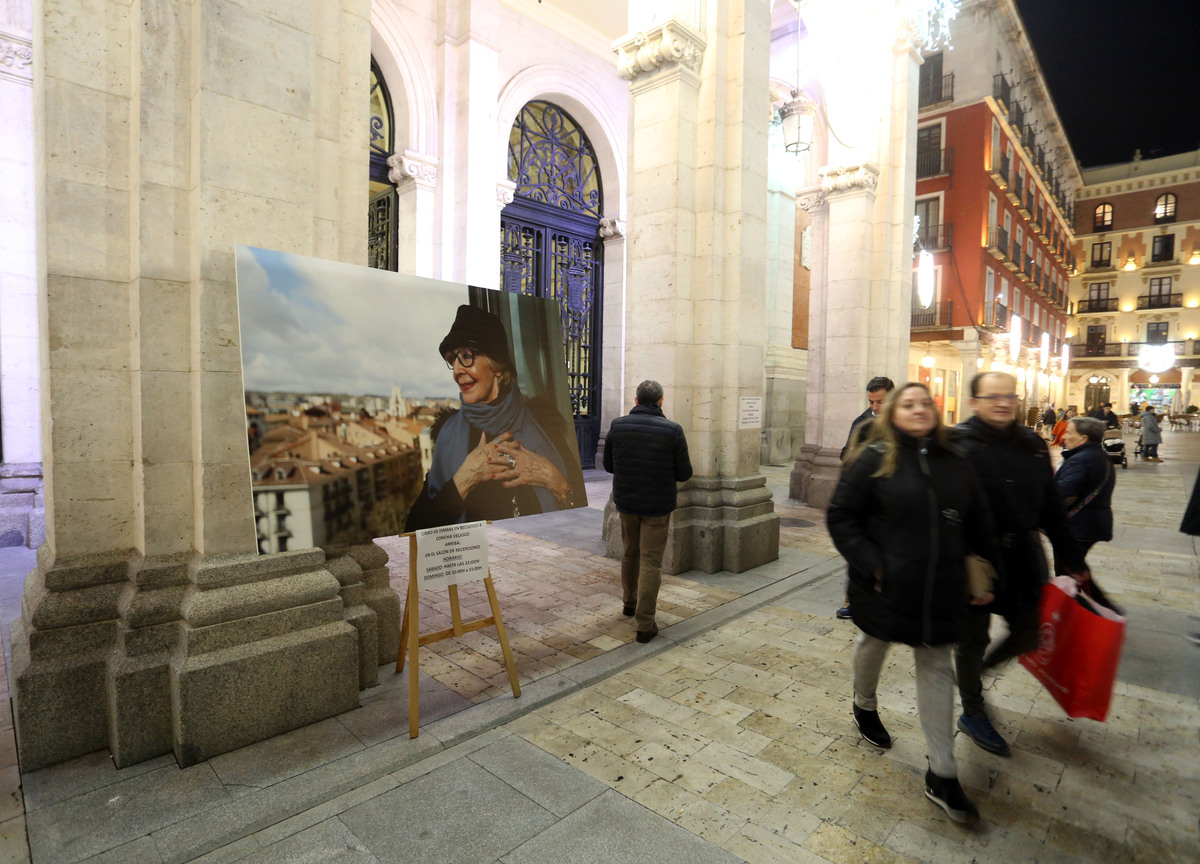 El Ayuntamiento de Valladolid abre sus puertas con varios libros de condolencias por la muerte de Concha Velasco.  / RUBÉN CACHO / ICAL