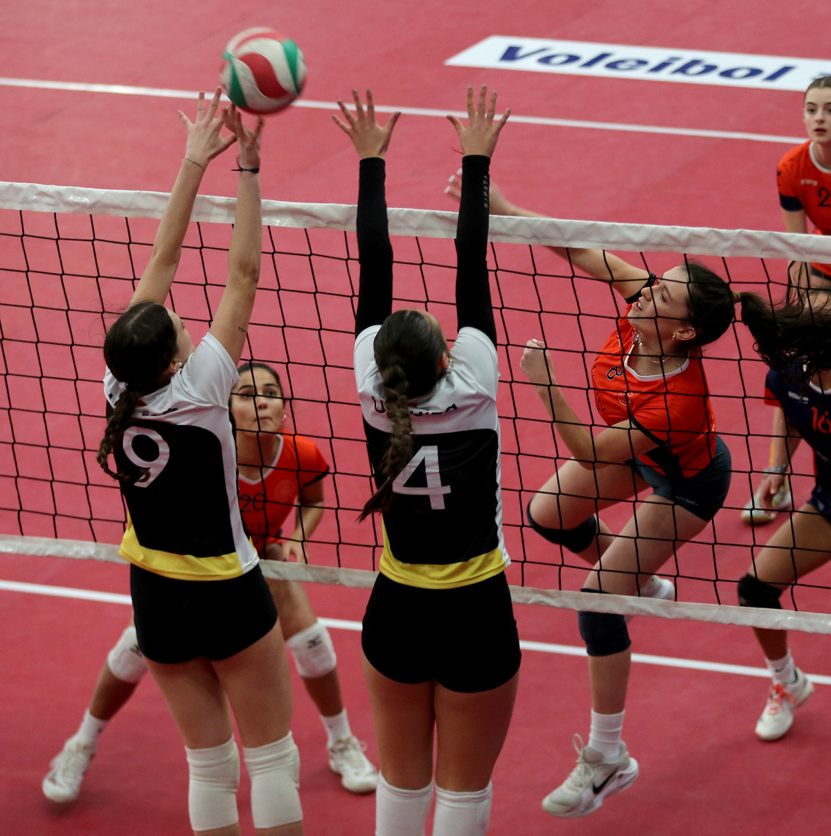 Primera jornada de la Copa de España de voleibol en Valladolid.  / MONTSE.ALVAREZ