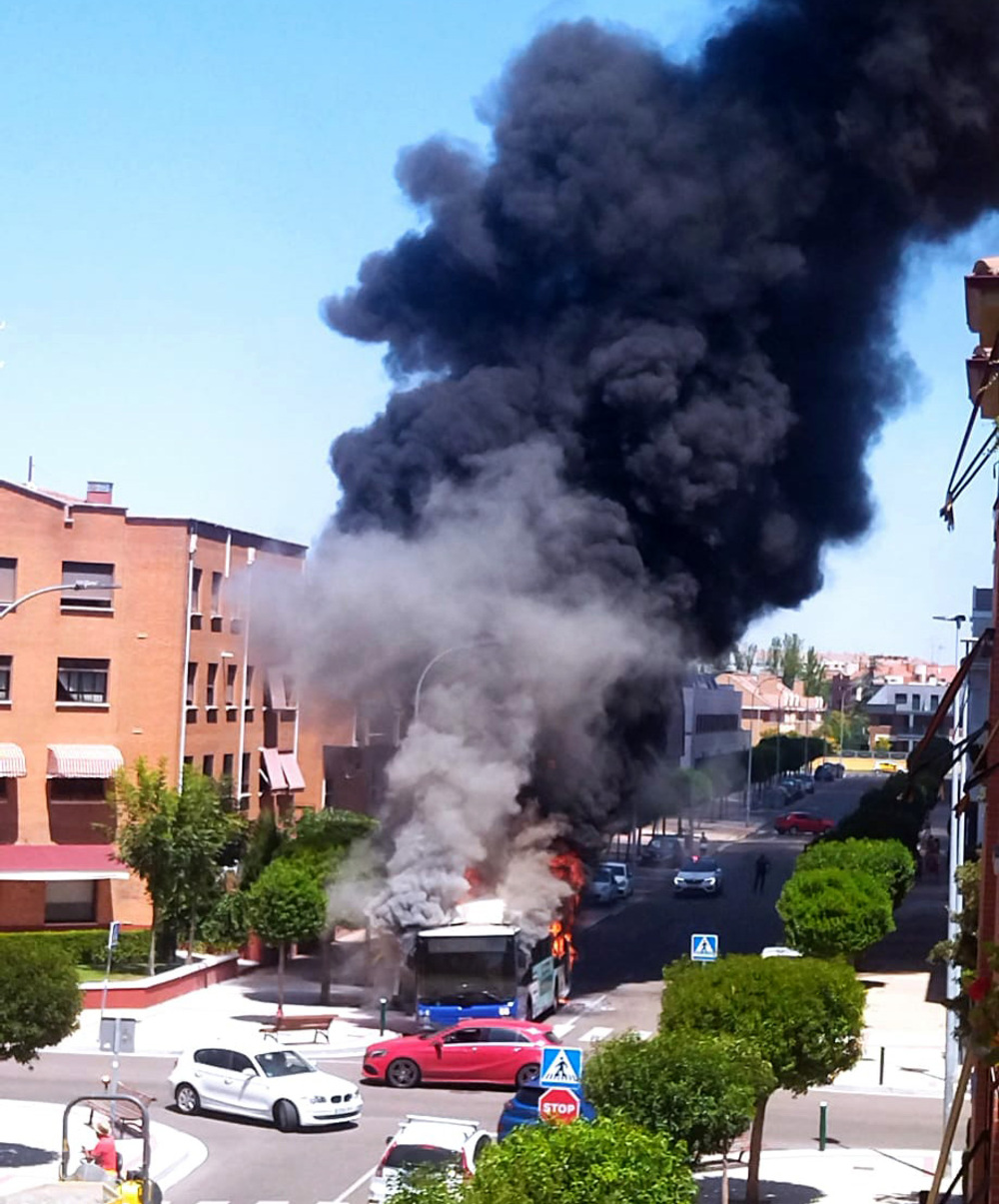 Incendio de un autobús urbano en la calle Pío Baroja, en el barrio de Covaresa  / ICAL