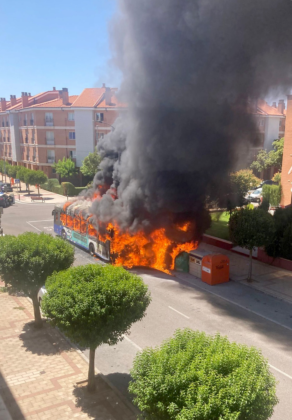 Incendio de un autobús urbano en la calle Pío Baroja, en el barrio de Covaresa  / ICAL