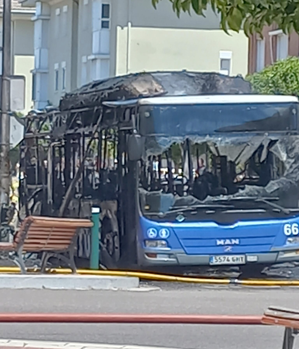 Incendio de un autobús urbano en la calle Pío Baroja, en el barrio de Covaresa  / ICAL