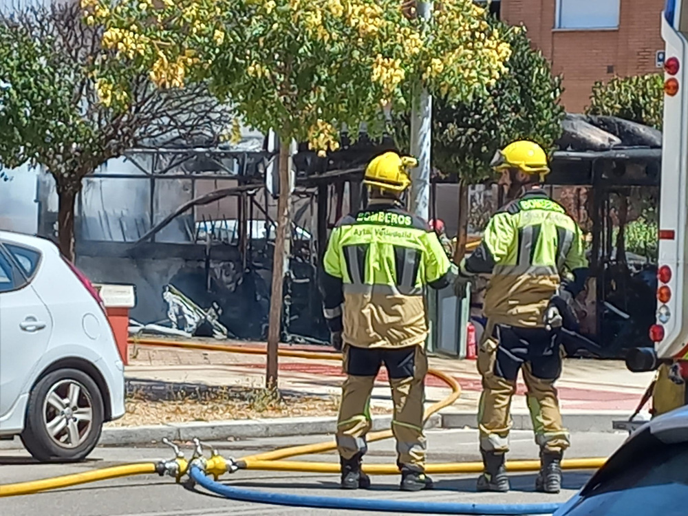 Incendio de un autobús urbano en la calle Pío Baroja, en el barrio de Covaresa  / ICAL