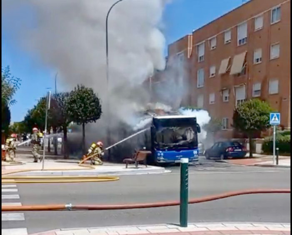 Incendio de un autobús urbano en la calle Pío Baroja, en el barrio de Covaresa  / ICAL