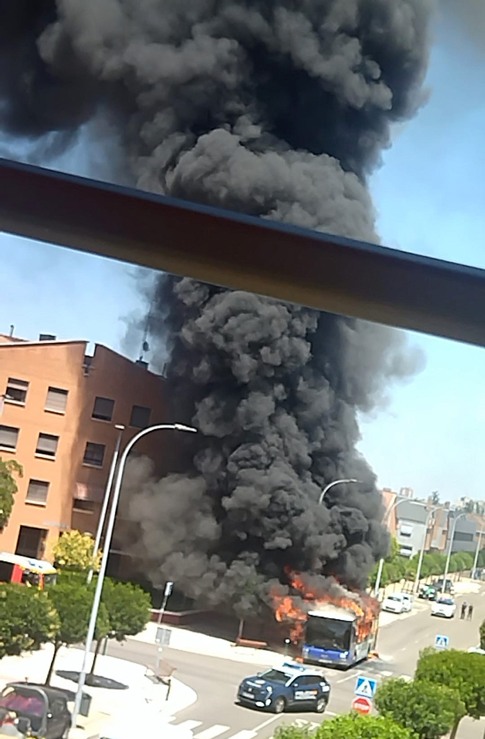 Incendio de un autobús urbano en la calle Pío Baroja, en el barrio de Covaresa  / ICAL