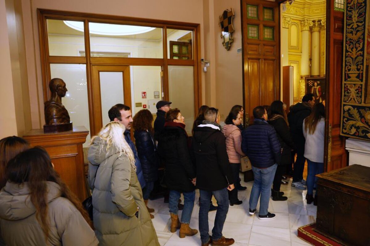 Colas en el Ayuntamiento de Valladolid para firmar en libros de condolencias por la muerte de Concha Velasco.  / AYUNTAMIENTO DE VALLADOLID