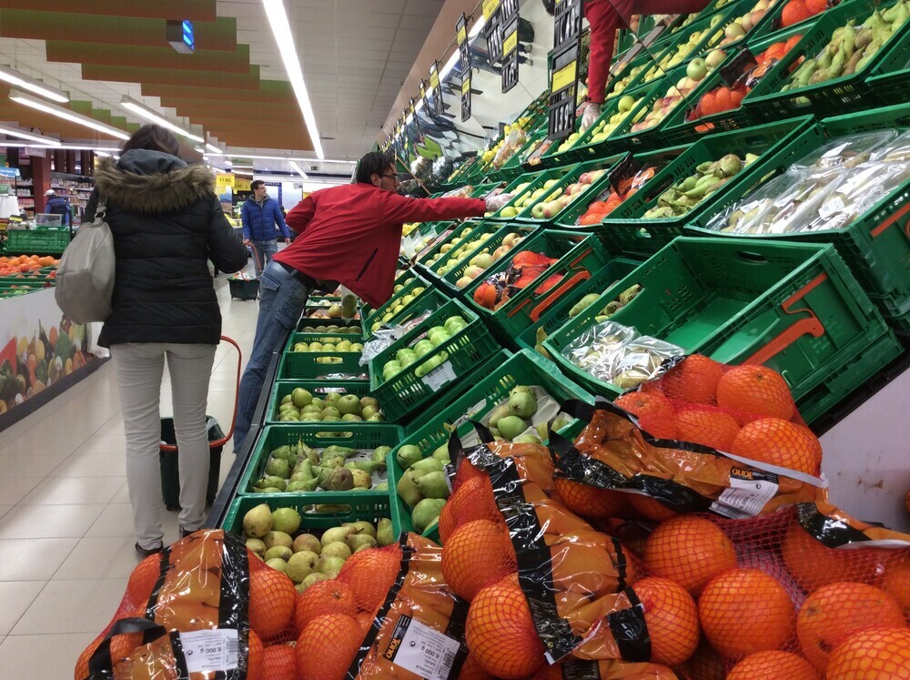 Gente haciendo la compra.