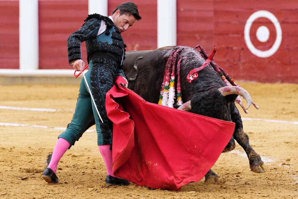 Tercera corrida de la Feria de la Virgen de San Lorenzo de Valladolid en la que comparten cartel Juan Ortega, Pablo Aguado y Diego Urdiales.   / NACHO GALLEGO / EFE