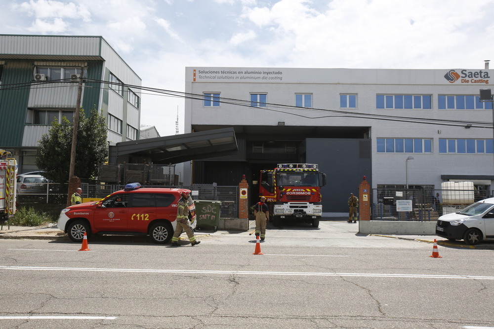 Los Bomberos Sofocan Un Incendio En Una Fábrica Del Polígono De San ...