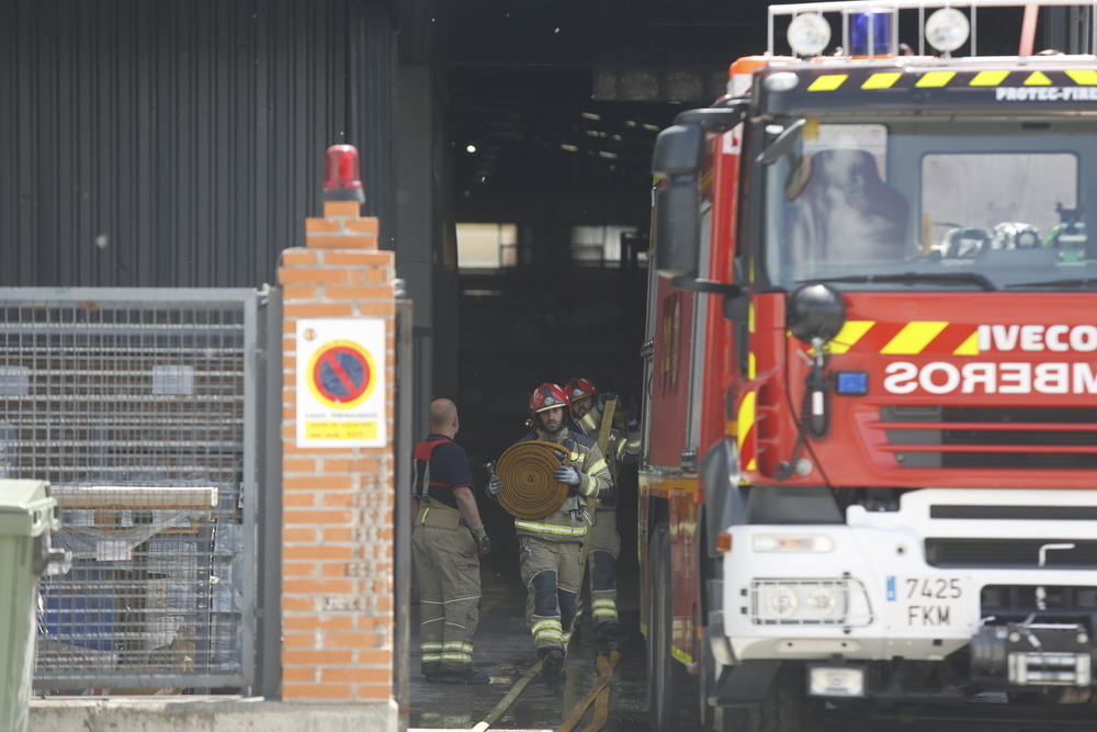 Los Bomberos Sofocan Un Incendio En Una Fábrica Del Polígono De San ...