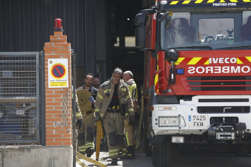 Los Bomberos Sofocan Un Incendio En Una Fábrica Del Polígono De San ...