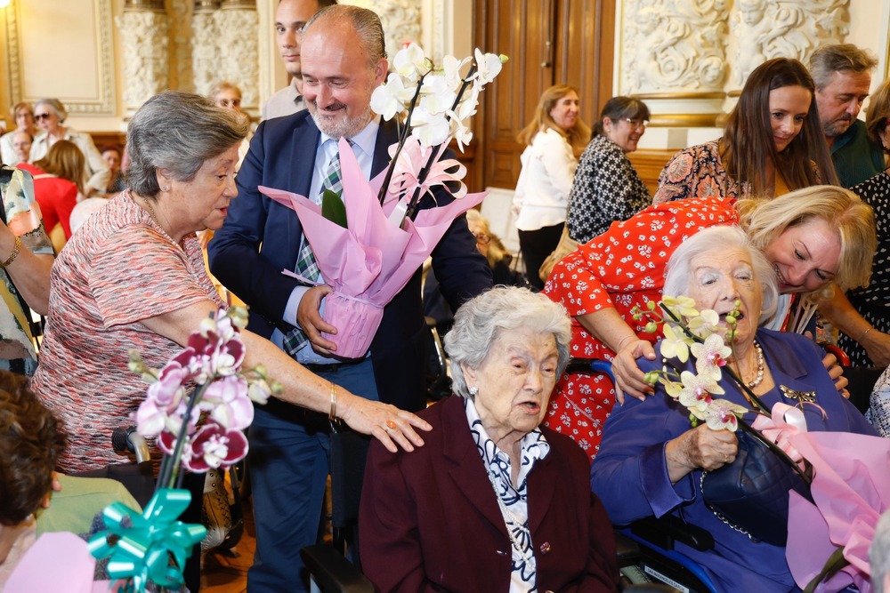 Conmemoración del Día Internacional de las Personas de Edad en el Ayuntamiento.  / AYUNTAMIENTO DE VALLADOLID