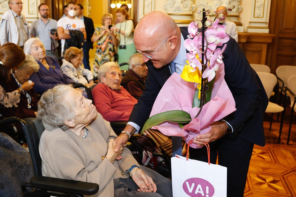 Conmemoración del Día Internacional de las Personas de Edad en el Ayuntamiento.  / AYUNTAMIENTO DE VALLADOLID