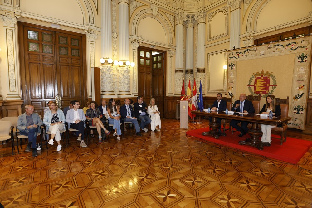 Conmemoración del Día Internacional de las Personas de Edad en el Ayuntamiento.  / AYUNTAMIENTO DE VALLADOLID