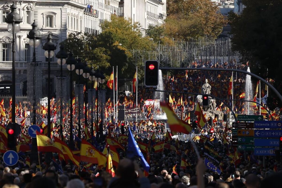 Manifestación multitudinaria contra la amnistía en la Plaza de Cibeles de Madrid  / JUANJO MARTIN