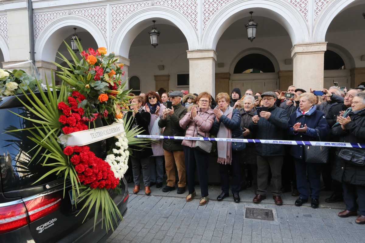 Cientos de personas en el Teatro Calderón despiden a Concha Velasco.  / RUBÉN CACHO / ICAL