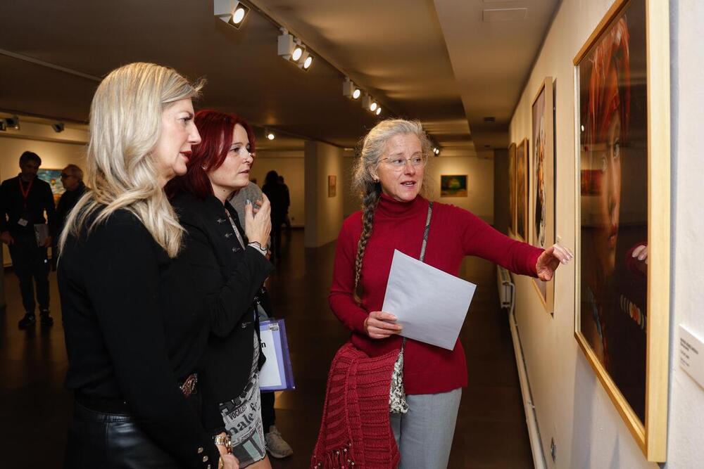 La concejala de Educación y Cultura, Irene Carvajal, y la presidenta de la Unión Artística Vallisoletana, Helen Fernández, en la inauguraciónd de 'Salón de Otoño 2023'.