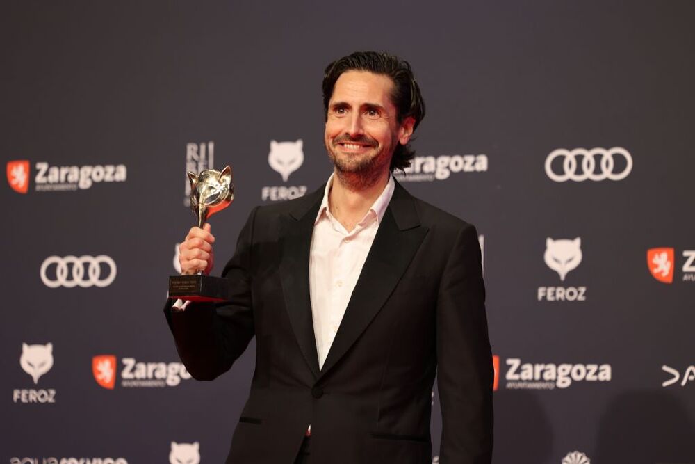 El actor Juan Diego Botto posa tras recibir el premio a 'Mejor actor protagonista en una serie' por ‘No me gusta conducir’  / FABIÁN SIMÓN