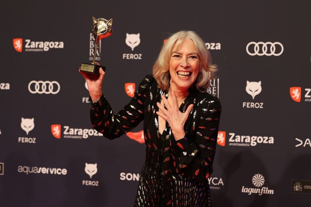 La actriz Susi Sánchez posa en el photocall tras recibir el premio a ‘Mejor actriz de reparto' por 'Cinco Lobitos'  / FABIÁN SIMÓN