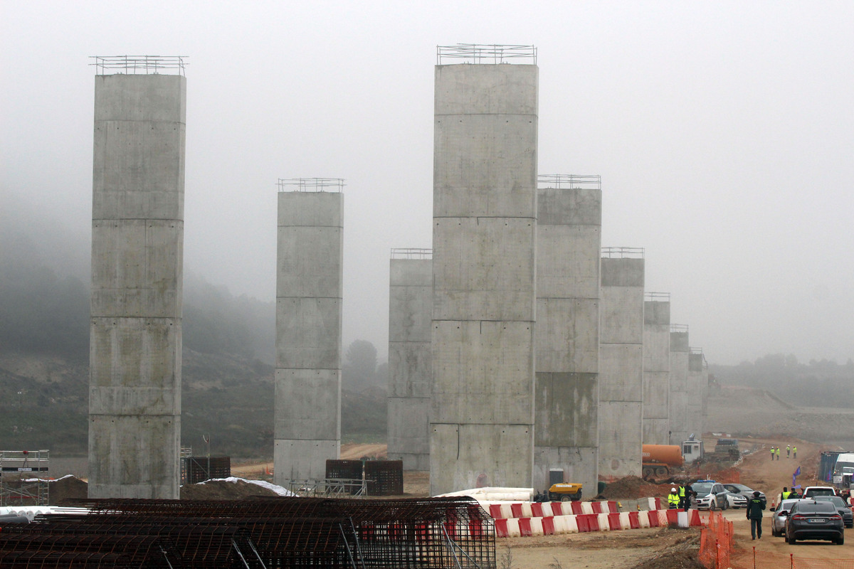 El ministro de Transportes supervisa el desarrollo de las obras en el tramo Quintanilla-Olivares de la A-11, en la provincia de Valladolid  / RUBN CACHO ICAL