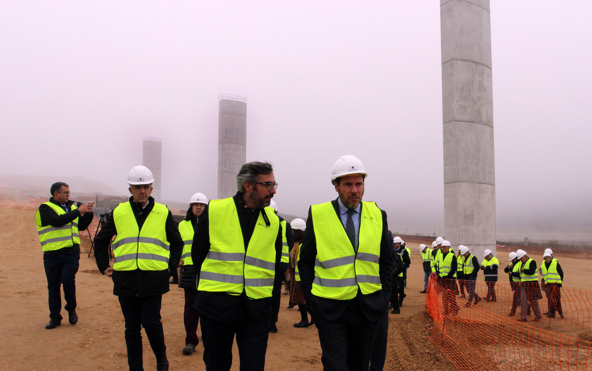 El ministro de Transportes supervisa el desarrollo de las obras en el tramo Quintanilla-Olivares de la A-11, en la provincia de Valladolid  / RUBN CACHO ICAL