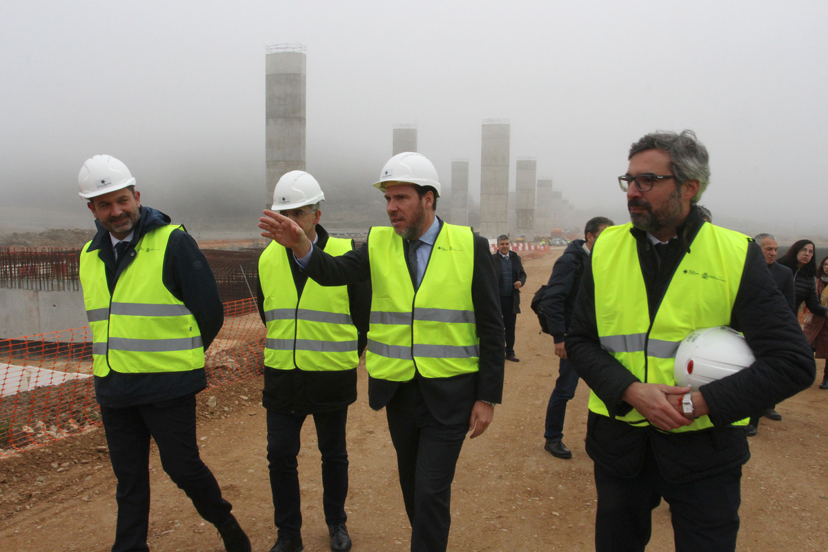 El ministro de Transportes supervisa el desarrollo de las obras en el tramo Quintanilla-Olivares de la A-11, en la provincia de Valladolid  / RUBN CACHO ICAL