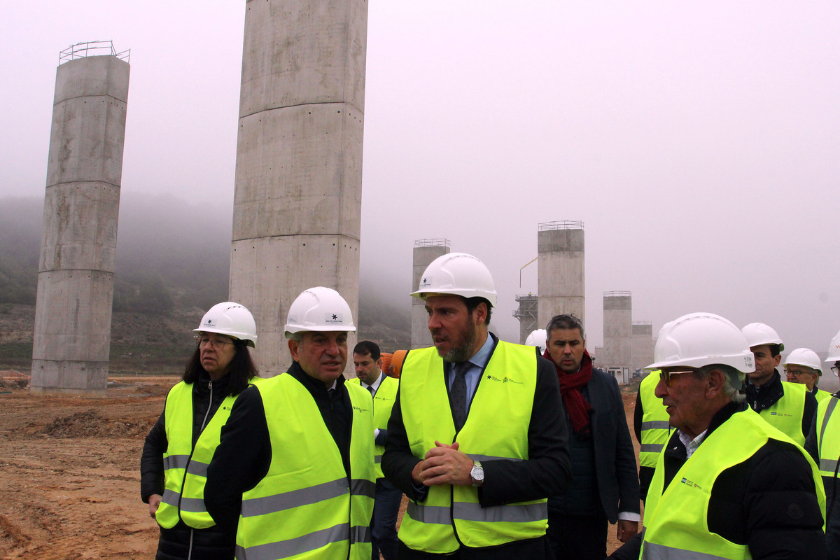 El ministro de Transportes supervisa el desarrollo de las obras en el tramo Quintanilla-Olivares de la A-11, en la provincia de Valladolid  / RUBN CACHO ICAL