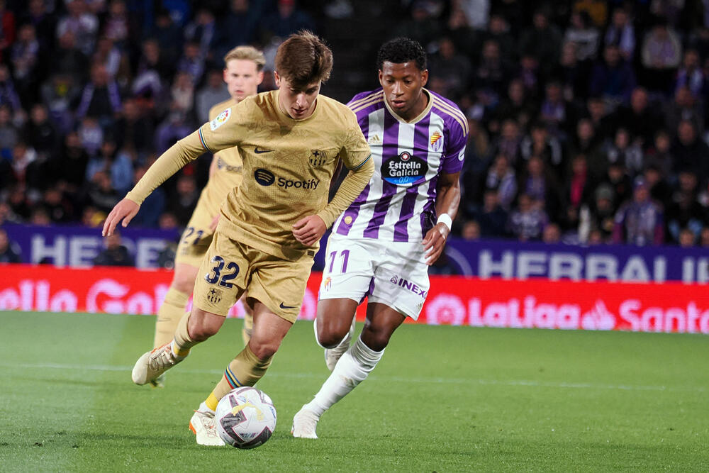 Plata persigue a Pablo Torre en el Real Valladolid-Barcelona.  / EFE