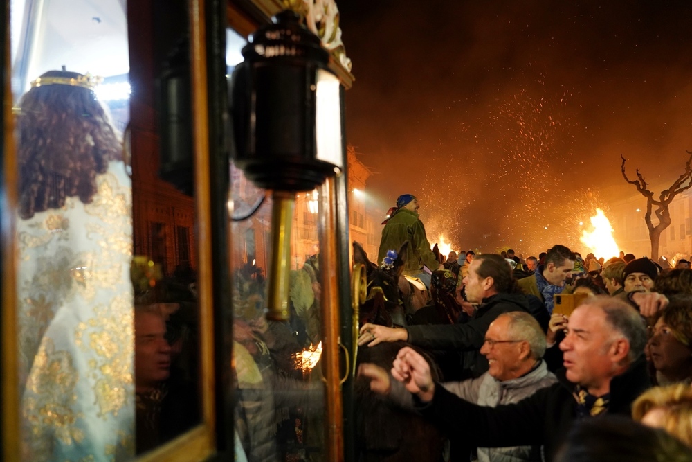 Nava del Rey ilumina la subida a la ermita de la Virgen de los Pegotes.