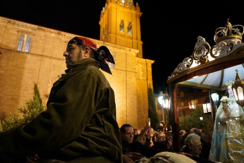 Nava del Rey ilumina la subida a la ermita de la Virgen de los Pegotes.