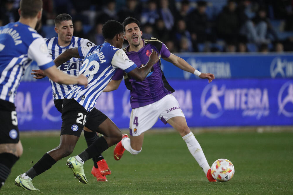 Imagen del Alavés-Real Valladolid de Copa del Rey.  / EFE