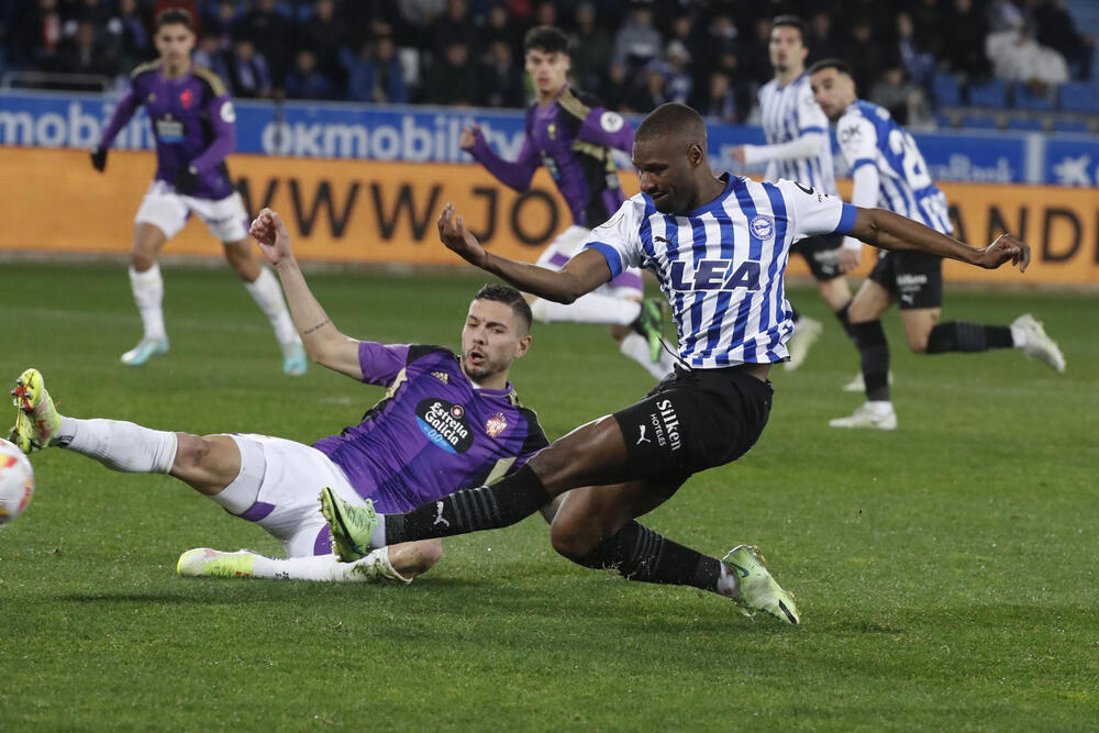 Imagen del Alavés-Real Valladolid de Copa del Rey.  / EFE