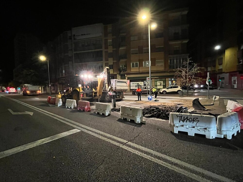 Revienta una tubería de agua en la avenida de Burgos