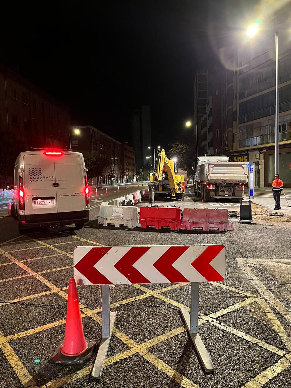 Revienta una tubería de agua en la avenida de Burgos