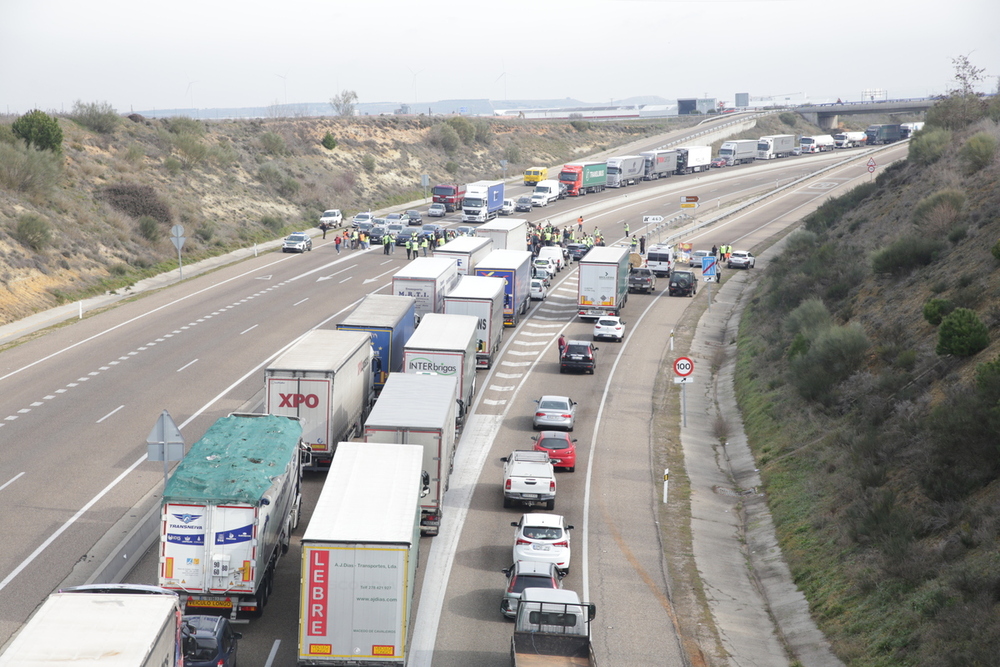 7.000 tractores escenifican en CyL el hartazgo del campo